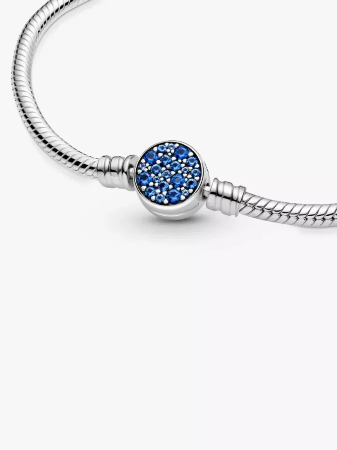 Pandora Moments funkelndes blaues Snake Chain-Armband mit Scheibenverschluss aus Sterlingsilber Pandora Moments funkelndes blaues Snake Chain-Armband mit Scheibenverschluss aus Sterlingsilber