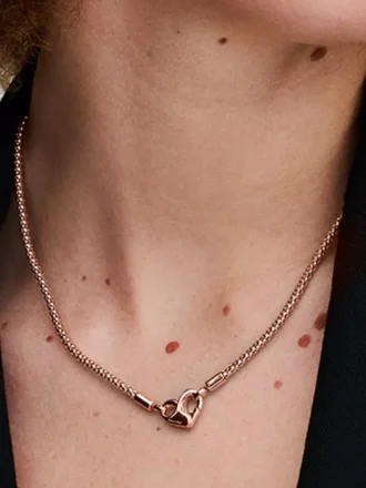 Pandora Moments Kettenhalskette mit Nieten, 14 Karat Roségold-Beschichtung Pandora Moments Kettenhalskette mit Nieten, 14 Karat Roségold-Beschichtung