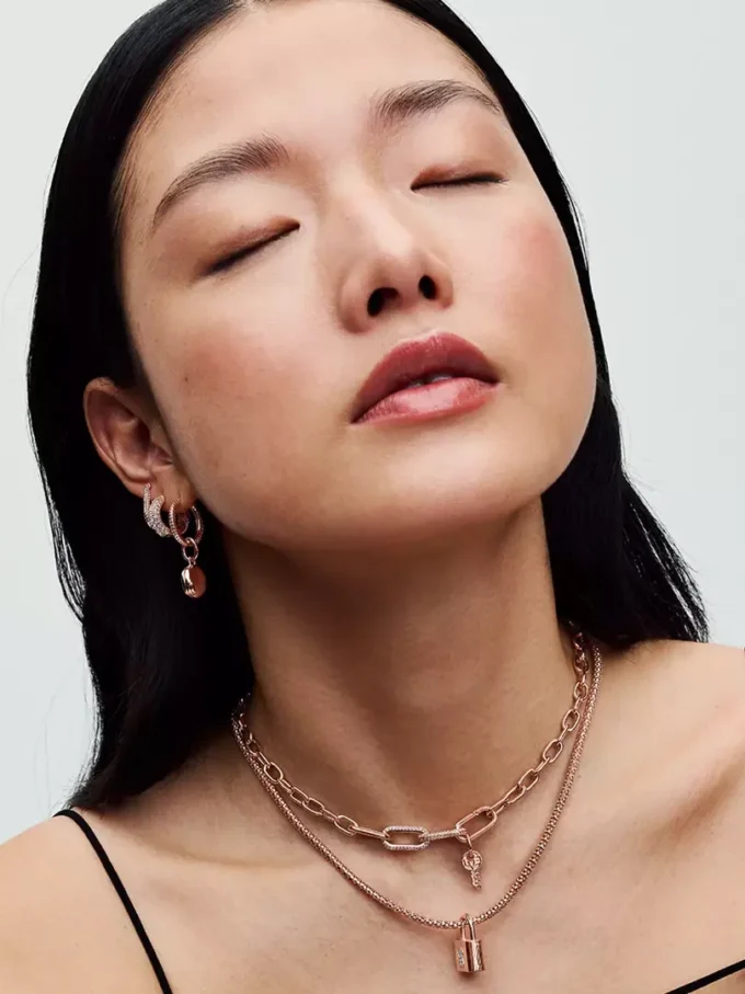 Pandora Moments Kettenhalskette mit Nieten, 14 Karat Roségold-Beschichtung Pandora Moments Kettenhalskette mit Nieten, 14 Karat Roségold-Beschichtung