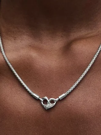 Pandora Moments Kettenhalskette mit Nieten aus Sterlingsilber Pandora Moments Kettenhalskette mit Nieten aus Sterlingsilber