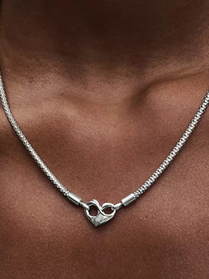 Pandora Moments Kettenhalskette mit Nieten aus Sterlingsilber Pandora Moments Kettenhalskette mit Nieten aus Sterlingsilber