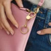 Pandora Moments kleiner Taschen-Charm-Halter, 14 Karat vergoldet Pandora Moments kleiner Taschen-Charm-Halter, 14 Karat vergoldet