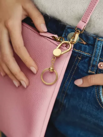 Pandora Moments kleiner Taschen-Charm-Halter, 14 Karat vergoldet