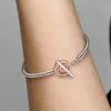 Pandora Moments zweifarbiges Logo-T-Bar-Armband mit Snake Chain – Sterlingsilber, 14 Karat Roségold-Beschichtung