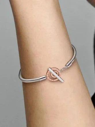 Pandora Moments zweifarbiges Logo-T-Bar-Armband mit Snake Chain – Sterlingsilber, 14 Karat Roségold-Beschichtung