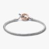 Pandora Moments zweifarbiges Logo-T-Bar-Armband mit Snake Chain – Sterlingsilber, 14 Karat Roségold-Beschichtung