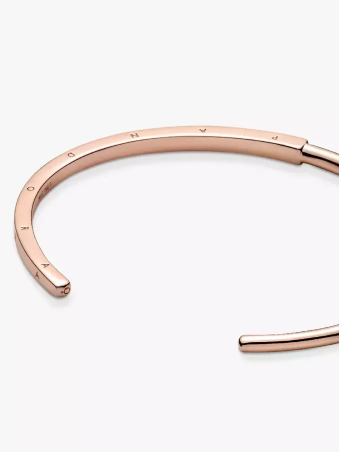 Pandora Signature I-D offener Bangle, 14 Karat Roségold-Beschichtung Pandora Signature I-D offener Bangle, 14 Karat Roségold-Beschichtung
