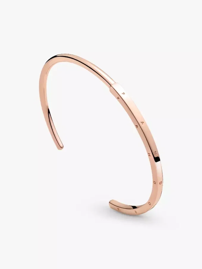 Pandora Signature I-D offener Bangle, 14 Karat Roségold-Beschichtung Pandora Signature I-D offener Bangle, 14 Karat Roségold-Beschichtung