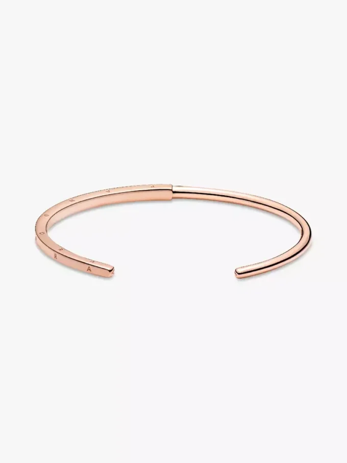 Pandora Signature I-D offener Bangle, 14 Karat Roségold-Beschichtung Pandora Signature I-D offener Bangle, 14 Karat Roségold-Beschichtung