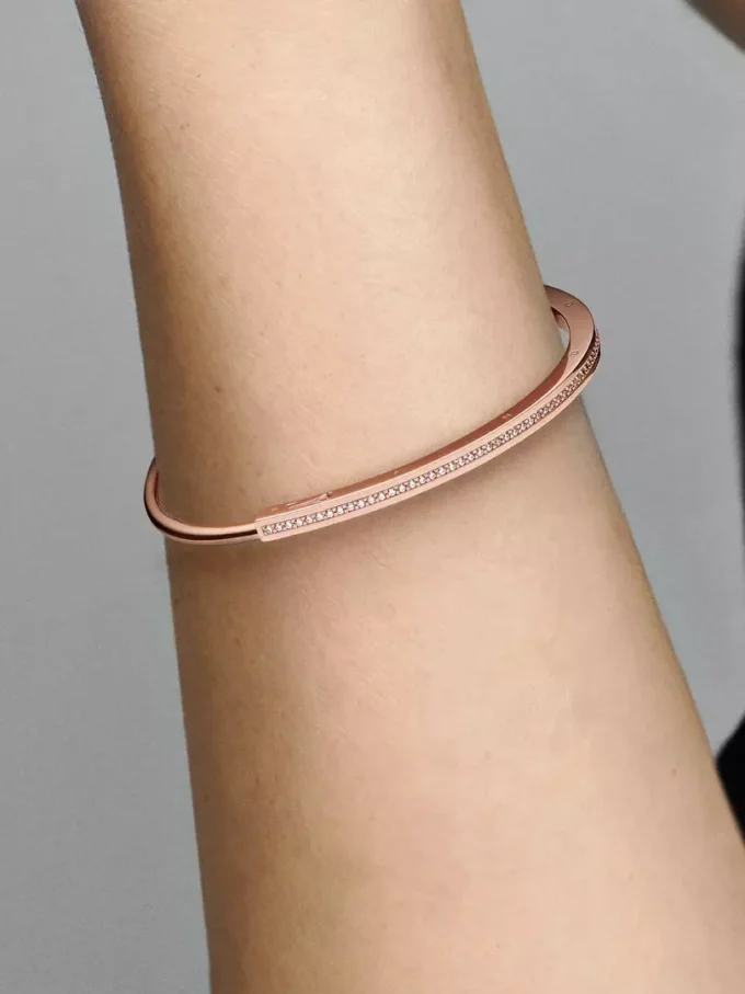 Pandora Signature I-D Pavé-Bangle, 14 Karat Roségold-Beschichtung