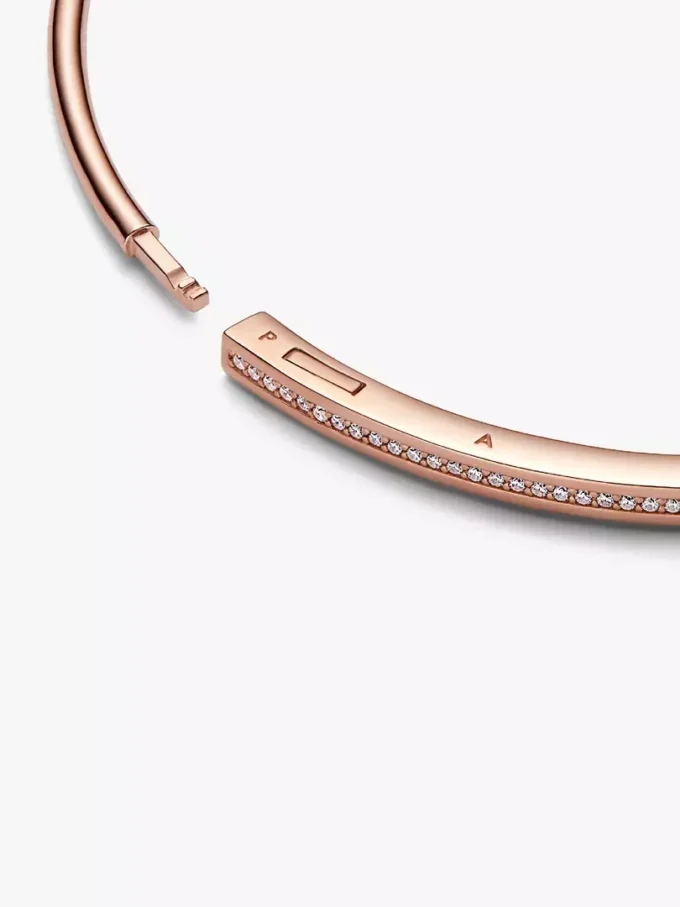 Pandora Signature I-D Pavé-Bangle, 14 Karat Roségold-Beschichtung