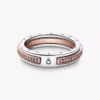 Pandora Signature Two-Tone Logo & Pavé-Ring aus Sterlingsilber, 14 Karat Roségold-Beschichtung Pandora Signature Two-Tone Logo & Pavé-Ring aus Sterlingsilber, 14 Karat Roségold-Beschichtung