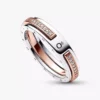 Pandora Signature Two-Tone Logo & Pavé-Ring aus Sterlingsilber, 14 Karat Roségold-Beschichtung Pandora Signature Two-Tone Logo & Pavé-Ring aus Sterlingsilber, 14 Karat Roségold-Beschichtung