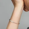 Pandora Signature zweifarbiger I-D Pavé-Bangle – Sterlingsilber, 14 Karat Roségold-Beschichtung Pandora Signature zweifarbiger I-D Pavé-Bangle – Sterlingsilber, 14 Karat Roségold-Beschichtung