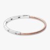 Pandora Signature zweifarbiger I-D Pavé-Bangle – Sterlingsilber, 14 Karat Roségold-Beschichtung Pandora Signature zweifarbiger I-D Pavé-Bangle – Sterlingsilber, 14 Karat Roségold-Beschichtung