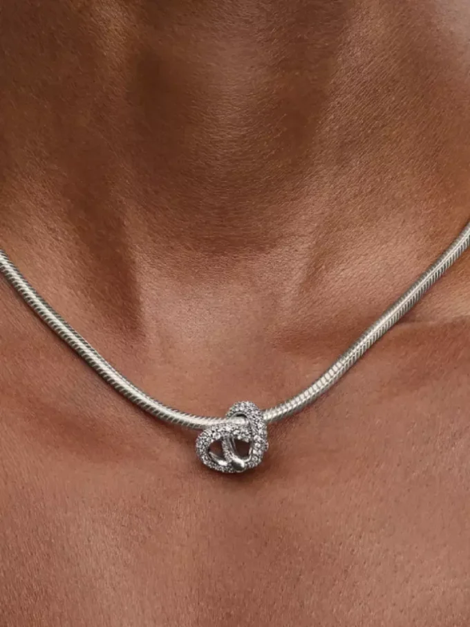Pavé-Charm „Infinity Knot Heart“ aus Sterlingsilber Pavé-Charm „Infinity Knot Heart“ aus Sterlingsilber
