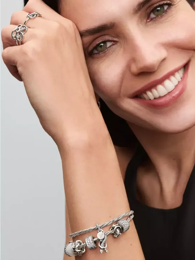 Charm „Unendlichkeitsknoten“ aus Sterlingsilber Charm „Unendlichkeitsknoten“ aus Sterlingsilber