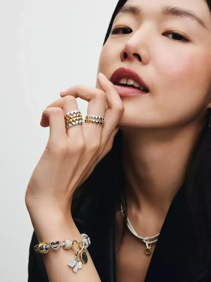 Ring mit Herzreihe, 14-karätige Vergoldung Ring mit Herzreihe, 14-karätige Vergoldung