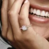 Quadratischer Halo-Ring mit funkelnden Steinen, 14 Karat Roségold-Beschichtung Quadratischer Halo-Ring mit funkelnden Steinen, 14 Karat Roségold-Beschichtung