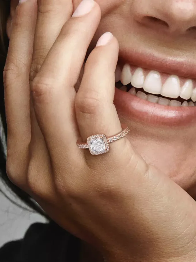 Quadratischer Halo-Ring mit funkelnden Steinen, 14 Karat Roségold-Beschichtung Quadratischer Halo-Ring mit funkelnden Steinen, 14 Karat Roségold-Beschichtung