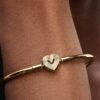 Radiating Heart Clasp Bangle – 14 Karat vergoldet