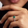 Rechteckiger, funkelnder grüner Halo-Ring aus Sterlingsilber