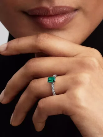 Rechteckiger, funkelnder grüner Halo-Ring aus Sterlingsilber