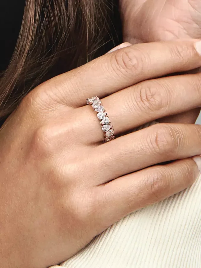 Ring mit abwechselnd funkelnden Steinen, 14 Karat Roségold-Beschichtung