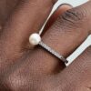 Ring mit behandelter Süßwasserzuchtperle und Pavé – Sterlingsilber