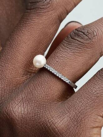 Ring mit behandelter Süßwasserzuchtperle und Pavé – Sterlingsilber
