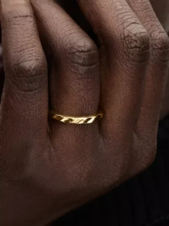 Ring mit gewelltem Band, 14-karätige Vergoldung