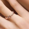 Ring mit Herzreihe, 14 Karat Roségold-Beschichtung Ring mit Herzreihe, 14 Karat Roségold-Beschichtung