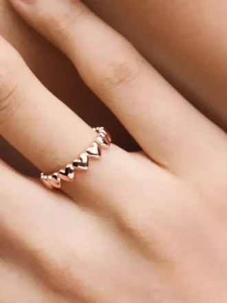 Ring mit Herzreihe, 14 Karat Roségold-Beschichtung