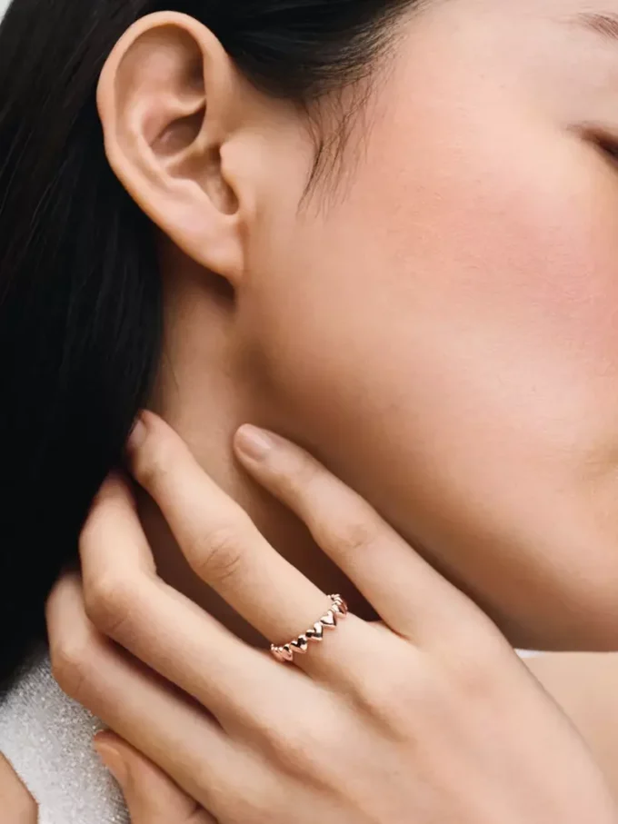 Ring mit Herzreihe, 14 Karat Roségold-Beschichtung Ring mit Herzreihe, 14 Karat Roségold-Beschichtung
