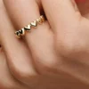 Ring mit Herzreihe, 14-karätige Vergoldung Ring mit Herzreihe, 14-karätige Vergoldung