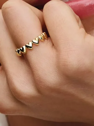Ring mit Herzreihe, 14-karätige Vergoldung