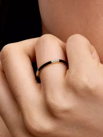 Ring mit schwarzem Emaille und Steinen, 14-karätig vergoldet