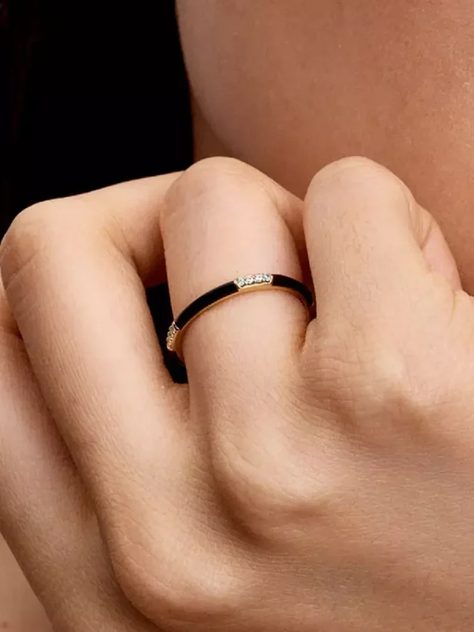 Ring mit schwarzem Emaille und Steinen, 14-karätig vergoldet Ring mit schwarzem Emaille und Steinen, 14-karätig vergoldet