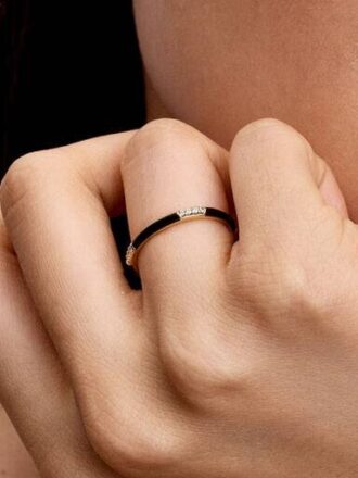 Ring mit schwarzem Emaille und Steinen – 14-karätige Vergoldung