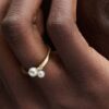 Ring mit zwei behandelten Süßwasser-Zuchtperlen – 14-karätige Vergoldung