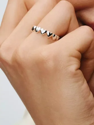 Ring „Row of Hearts“ aus Sterlingsilber