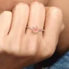 Rosa funkelnder Kronen-Solitärring, 14 Karat Roségold-Beschichtung