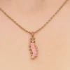 Rosa Raupen-Charm, 14-karätig vergoldet Rosa Raupen-Charm, 14-karätig vergoldet