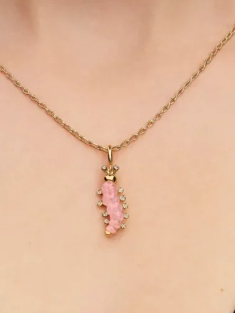 Rosa Raupen-Charm, 14-karätig vergoldet