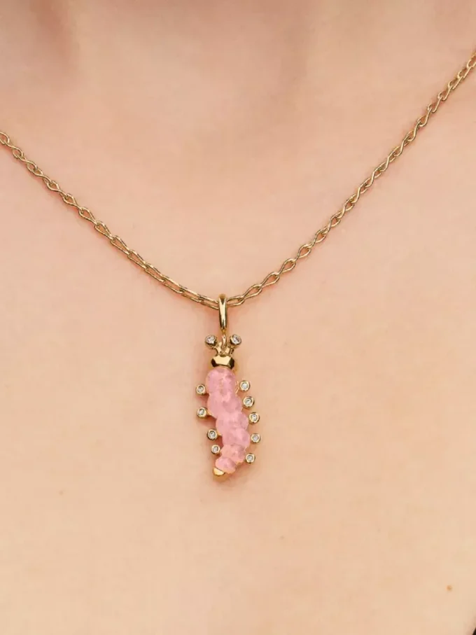 Rosa Raupen-Charm, 14-karätig vergoldet Rosa Raupen-Charm, 14-karätig vergoldet