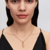 Rosa Raupen-Charm, 14-karätig vergoldet Rosa Raupen-Charm, 14-karätig vergoldet