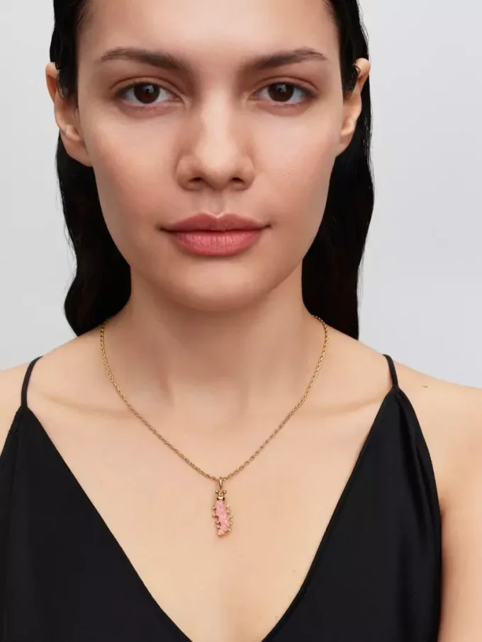 Rosa Raupen-Charm, 14-karätig vergoldet Rosa Raupen-Charm, 14-karätig vergoldet