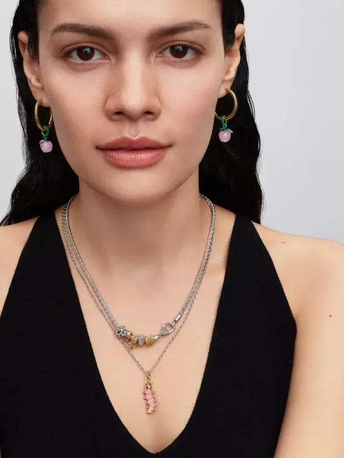 Rosa Raupen-Charm, 14-karätig vergoldet Rosa Raupen-Charm, 14-karätig vergoldet