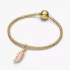 Rosa Raupen-Charm, 14-karätig vergoldet Rosa Raupen-Charm, 14-karätig vergoldet