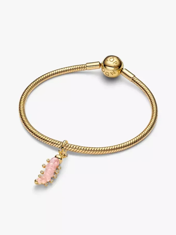 Rosa Raupen-Charm, 14-karätig vergoldet Rosa Raupen-Charm, 14-karätig vergoldet